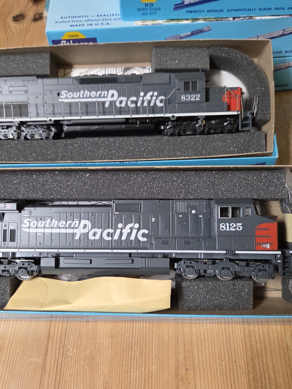 Southern Pacific HO Scale Locomotive Set - Gray with Red Accent